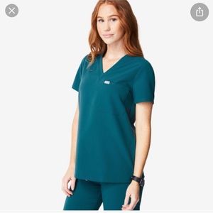 Figs scrub top size S